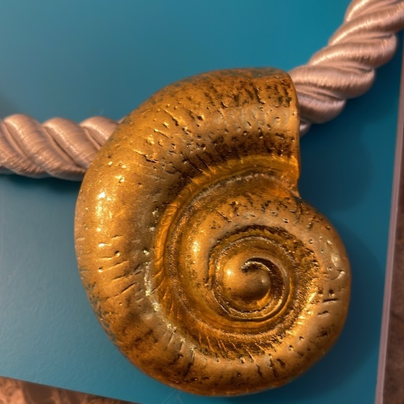 Thrones Shell Necklace - Picture 5 of 5